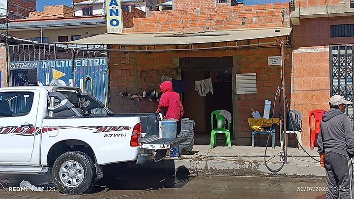 Lavagem de carro com espuma e luva de lavagem