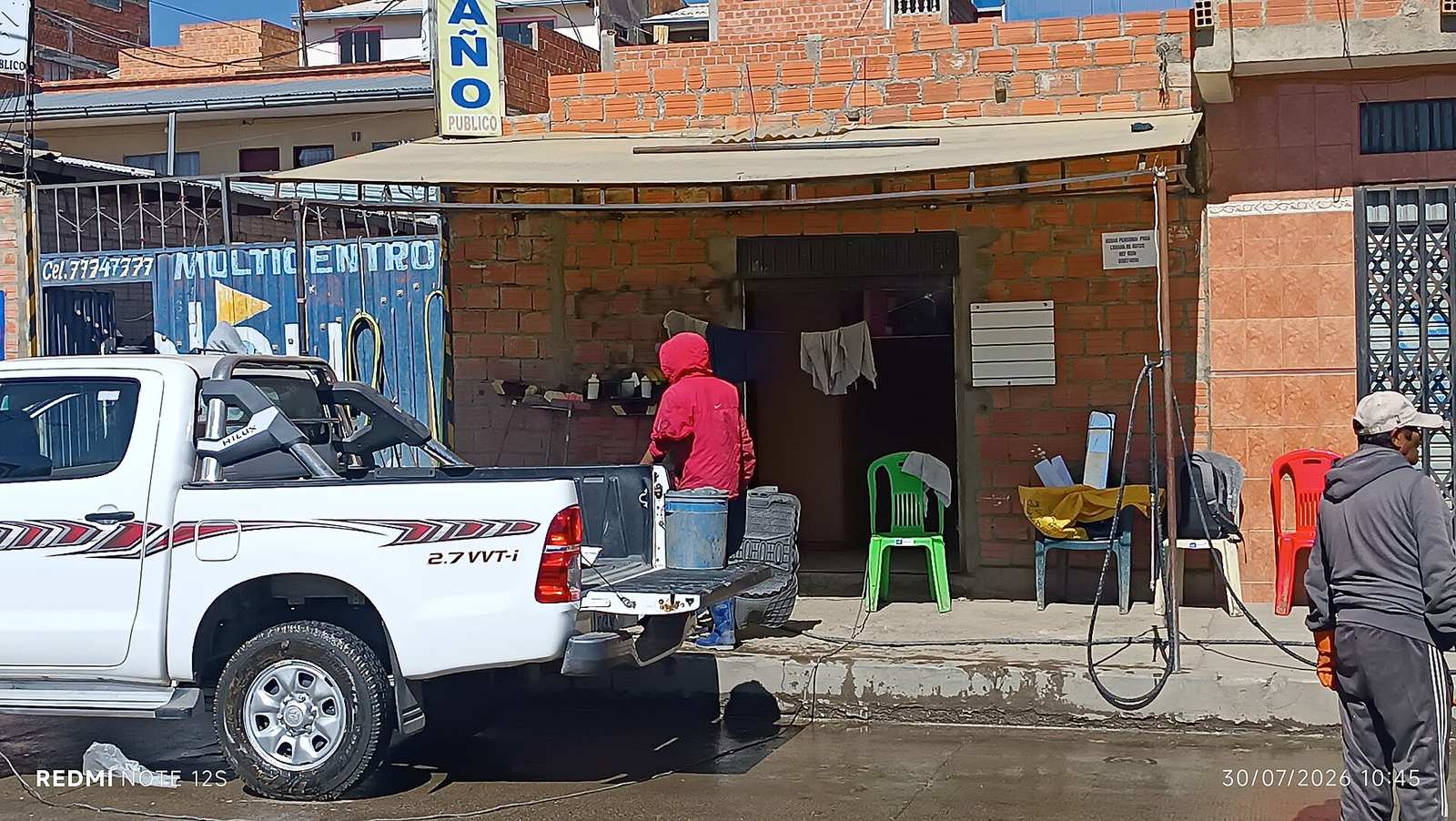 Carro sendo lavado em um lava-rápido