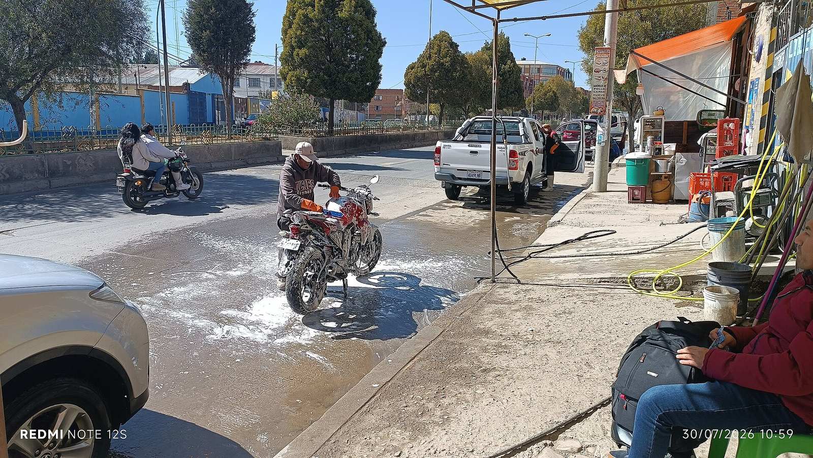 Motocicleta sendo lavada em um lava-rápido