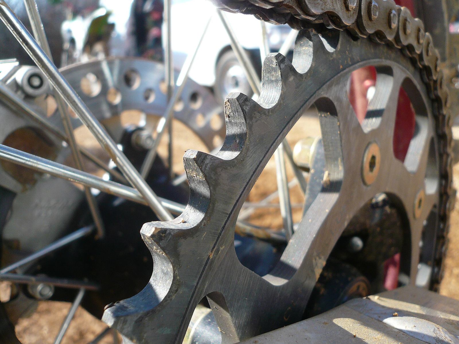 Corrente e coroa de motocicleta limpas e lubrificadas