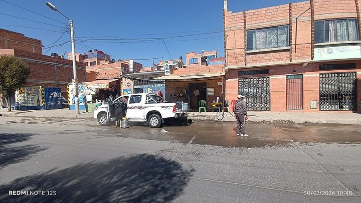 Detalhamento automotivo sendo feito na pintura de um carro