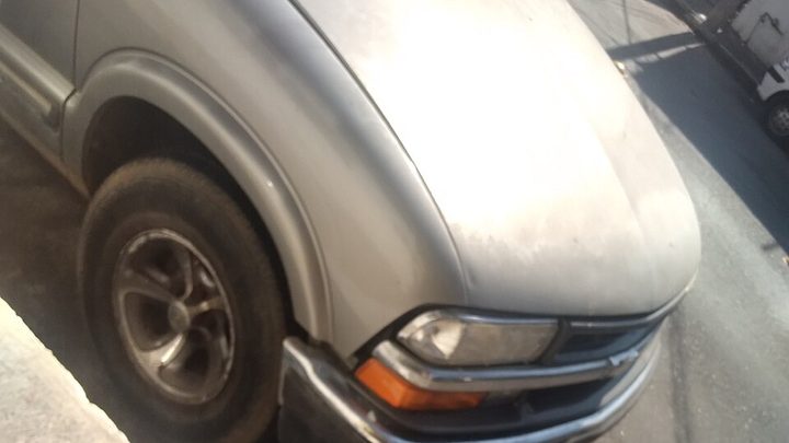 Pneu de carro com pretinho aplicado, acabamento escuro e brilhante