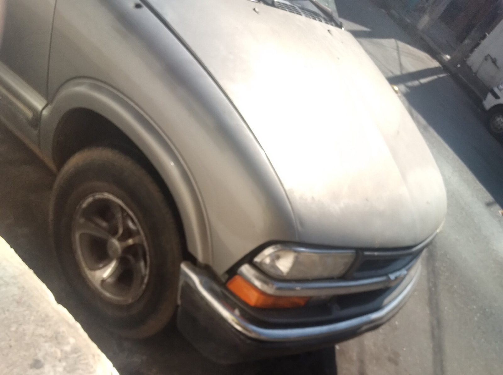 Roda e pneu de carro limpos, prontos para receber o pretinho